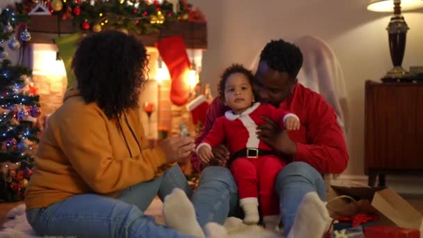 Curios Menino Criança Afro Americano Hiperativo Véspera Natal Com Pais — Vídeo de Stock