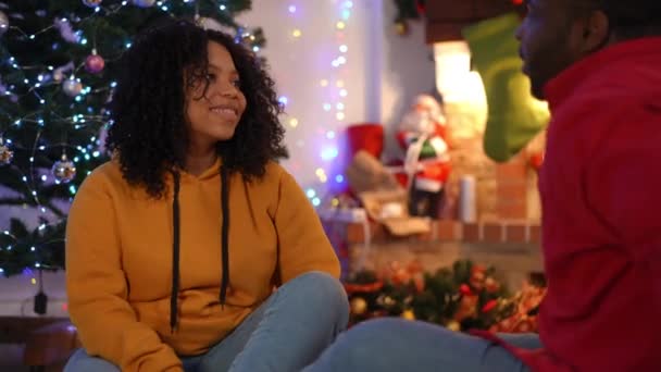 Emocionado Hermosa Mujer Afroamericana Recibir Regalo Navidad Hombre Amoroso Agradeciendo — Vídeo de stock