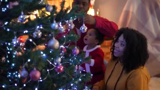 Zijaanzicht Lachende Afro Amerikaanse Jonge Vrouw Versiert Kerstboom Met Man — Stockvideo
