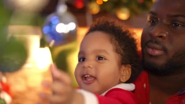 Nahaufnahme Porträt Eines Aufgeregten Afroamerikanischen Kleinkindsohnes Der Mit Silvesterspielzeug Weihnachtsbaum — Stockvideo