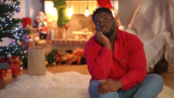 Smutny Troskliwy Afroamerykanin Siedzący Salonie Wigilię Odwracając Wzrok Portret Przygnębionego — Wideo stockowe
