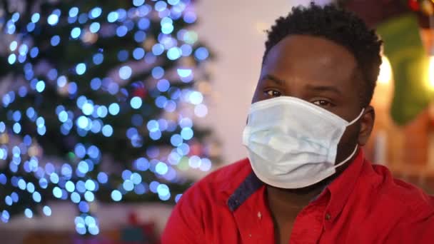 Närbild Porträtt Ung Afroamerikansk Man Coronavirus Ansikte Mask Tittar Tillbaka — Stockvideo