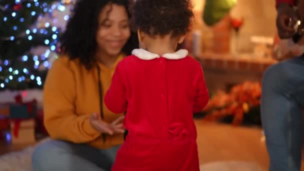 복장을 부모를 껴안고 여성에게 크리스마스 선물을 전달하는 모습을 돌아보라 사랑하는 — 비디오