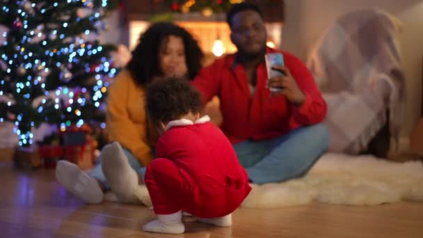 Menino Afro Americano Traje Vermelho Papai Noel Andando Com Livro — Vídeo de Stock