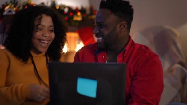 Θετικό Ζευγάρι Που Βλέπει Ταινία Χριστούγεννα Στο Σπίτι Και Γελάει — Αρχείο Βίντεο