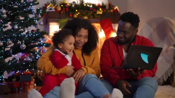 Rilassato Giovane Famiglia Guardando Film Natale Online Parlando Sorridente Seduto — Video Stock