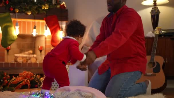 Filho Encantador Pai Feliz Dançando Câmera Lenta Natal Sala Estar — Vídeo de Stock