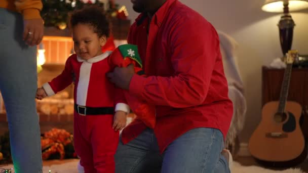 Африканські Американські Молоді Батьки Дивують Маленького Сина Різдвяним Подарунком Новий — стокове відео