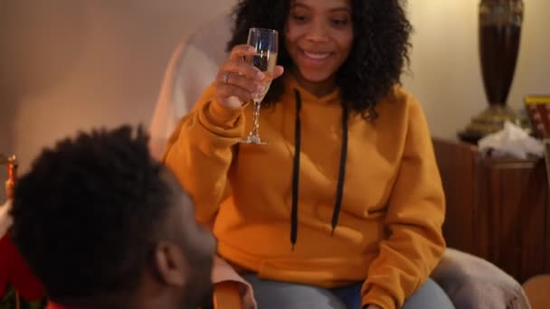 Mulher Afro Americana Brindando Champanhe Com Homem Bebendo Bebida Falando — Vídeo de Stock