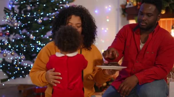 Giovane Donna Uomo Afroamericano Bambino Che Condividono Biscotti Natale Rallentatore — Video Stock
