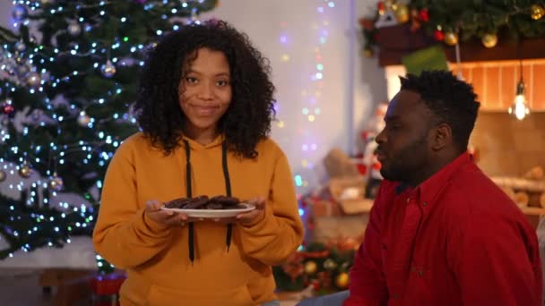 Femme Confiante Vantant Biscuits Noël Assis Avec Homme Dans Salon — Video