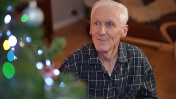 Nagylátószögű Portré Egy Mosolygó Idős Emberről Aki Keresztbe Tesz Ujjainak — Stock videók