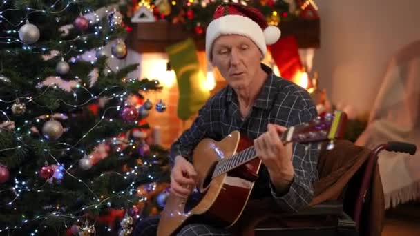 Acércate Talentoso Concentrado Hombre Mayor Pijama Sombrero Navidad Tocando Guitarra — Vídeos de Stock