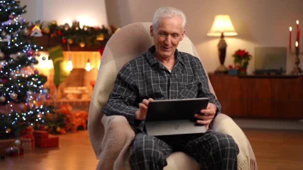 Ein Gutaussehender Älterer Grauhaariger Mann Schaukelstuhl Winkt Lächelnd Den Digitalen — Stockvideo