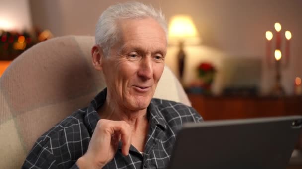 Portræt Gråhåret Senior Kaukasiske Mand Vinker Taler Ved Hjælp Videochat – Stock-video