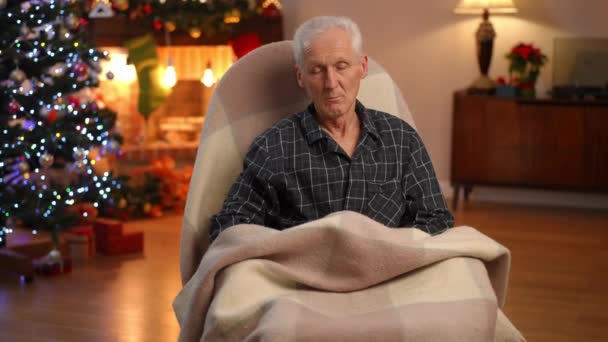 Noel Arifesinde Oturma Odasında Işıklar Kapanırken Sallanan Sandalyede Battaniyeyle Uyuyakalan — Stok video