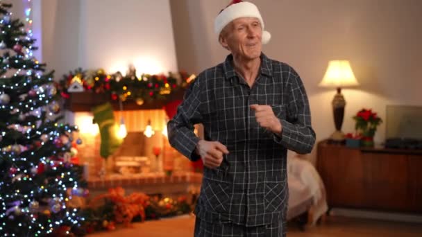 Hombre Mayor Alegre Bailando Cantando Mirando Cámara Divirtiéndose Noche Navidad — Vídeos de Stock