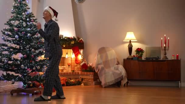 Weitschossener Gut Gelaunter Älterer Mann Der Heiligabend Hause Moonwalk Tanzt — Stockvideo