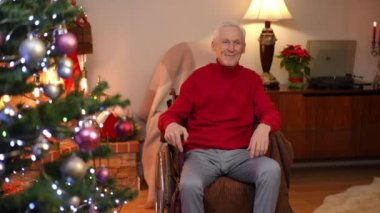 Tekerlekli sandalyedeki gri saçlı adam yeni yıl arifesinde oturma odasına giren neşeli genç kızı selamlıyor. Mutlu son sınıf Kafkasyalı büyükbaba ve torun gülümsüyor ve Noel 'de tanışmanın keyfini çıkarıyorlar.