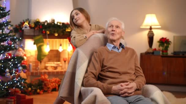 Kakek Yang Ceria Menyanyikan Lagu Natal Dengan Cucu Remaja Ruang — Stok Video
