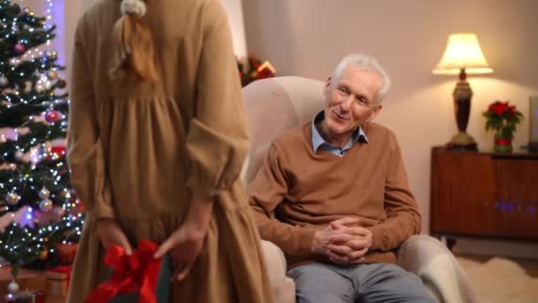 Curios Senior Hombre Hablando Con Irreconocible Adolescente Dando Regalo Navidad — Vídeos de Stock