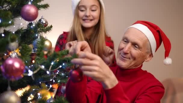Relajado Positivo Senior Hombre Pelo Gris Colgando Decoración Navidad Árbol — Vídeos de Stock
