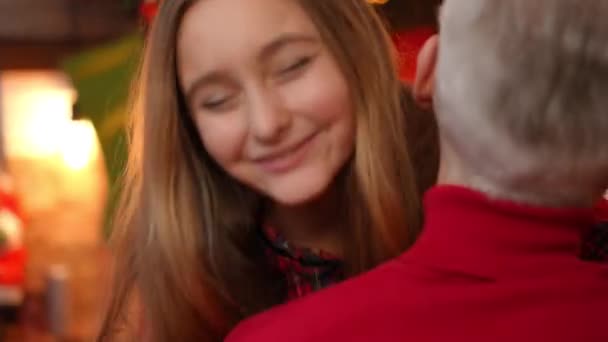 Tiro Cabeça Uma Adolescente Feliz Abraçando Homem Cabelos Grisalhos Sorrindo — Vídeo de Stock