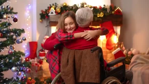 Szczęśliwa Nastolatka Przytulająca Starszego Mężczyznę Wózku Inwalidzkim Uśmiechającego Się Patrząc — Wideo stockowe