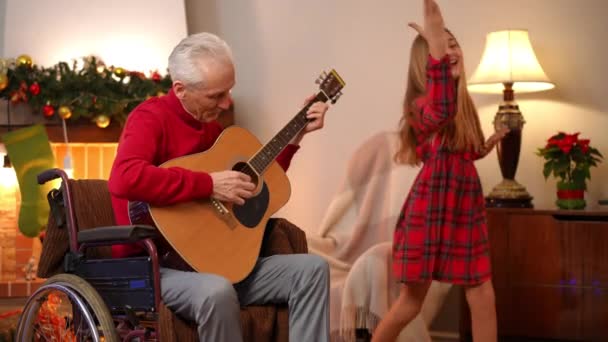 머리의 할아버지는 기타를 즐거운 배경에서 모습을 보였다 쾌활하게 코카서스 을축하 — 비디오