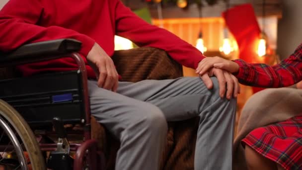 Nierozpoznany Starszy Dziadek Wózku Inwalidzkim Nastoletnia Wnuczka Trzymająca Się Ręce — Wideo stockowe
