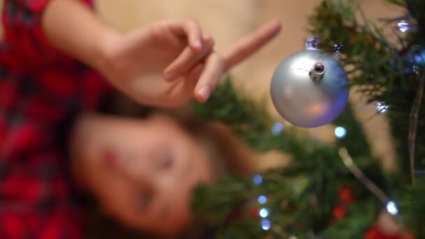 Primo Piano Palla Natale Appesa All Albero Capodanno Con Adolescente — Video Stock