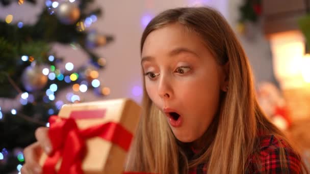 Zbliżenie Portret Zaskoczonej Nastolatki Białej Dziewczyny Otwierającej Prezent Świąteczny Światłem — Wideo stockowe
