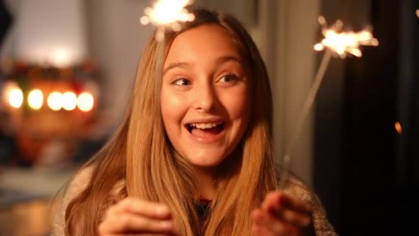 Widok Przodu Zbliżenie Wesoły Uśmiechnięty Nastolatek Patrzy Aparat Pozowanie Christmas — Wideo stockowe