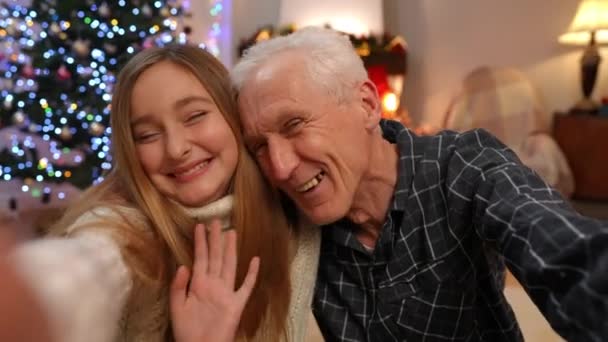 Mutlu Genç Kız Kıdemli Adamın Gülümsediği Selfie Pov Yeni Yıl — Stok video