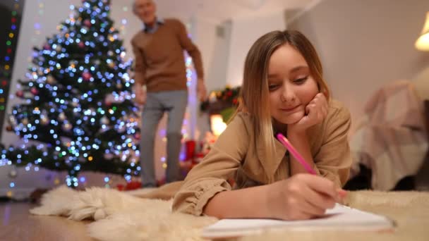 소녀가 산타클로스에게 편지를 할머니와 이야기를 나누는 긍정적 노인이 되었다 크리스마스 — 비디오