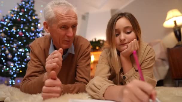 Elölnézet Kaukázusi Nagyapa Unokája Levelet Mikulásnak Karácsony Este Otthon Pozitív — Stock videók