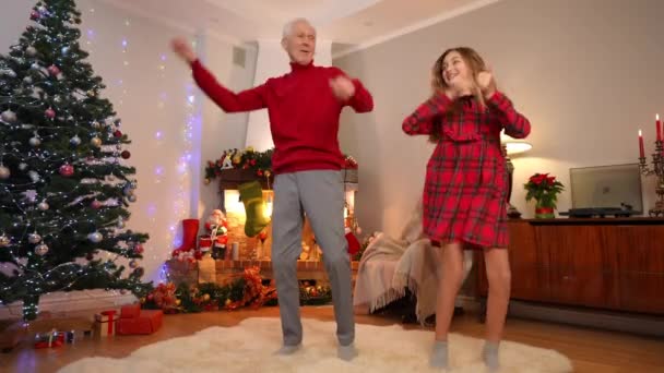 Vreugdevolle Grootvader Kleindochter Hebben Plezier Met Dansen Woonkamer Oudejaarsavond Breed — Stockvideo