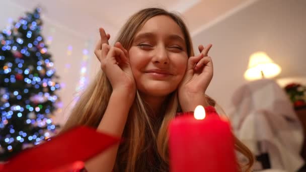 Muchacha Positiva Adolescente Con Los Ojos Cerrados Los Dedos Cruzados — Vídeos de Stock