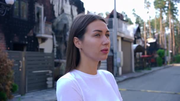 Una Joven Triste Mirando Hacia Otro Lado Parada Calle Ciudad — Vídeos de Stock