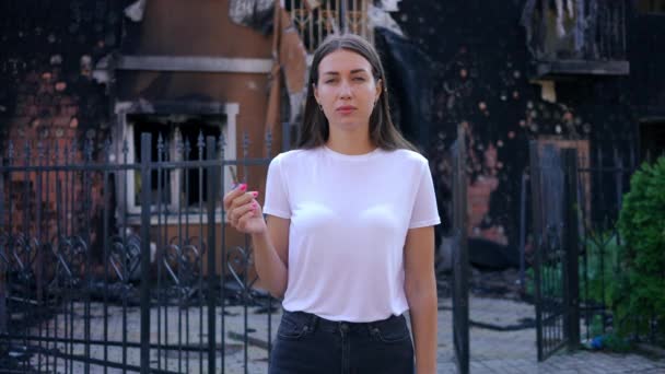 Belle Jeune Femme Ukrainienne Désespérée Posant Avec Maison Geste Clé — Video