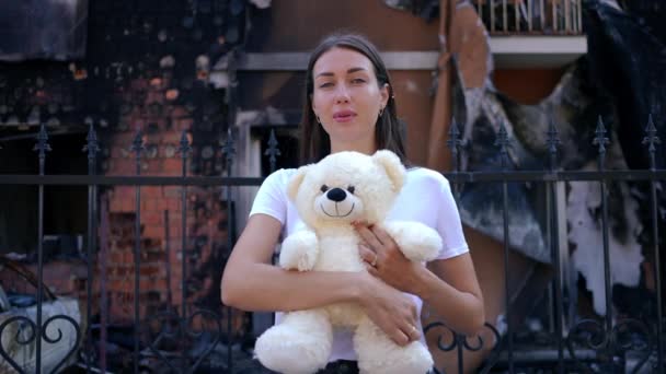 Retrato Triste Bela Jovem Ucraniana Abraçando Ursinho Pelúcia Olhando Para — Vídeo de Stock