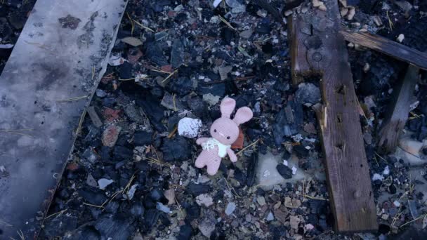 Kinderspeelgoed Liggend Afgebrande Grond Bombardementen Met Wrakken Roze Konijntje Vernielde — Stockvideo