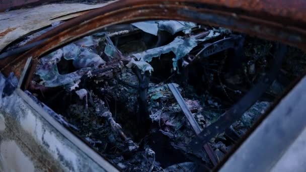 Abgebrannte Autoinnenräume Der Bombardierungszone Der Ukraine Zerstörtes Fahrzeug Freien Ohne — Stockvideo