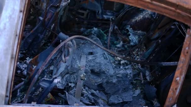 Widok Boku Spalone Tylne Siedzenie Samochodzie Zbliżenie Zniszczone Zniszczone Wnętrza — Wideo stockowe