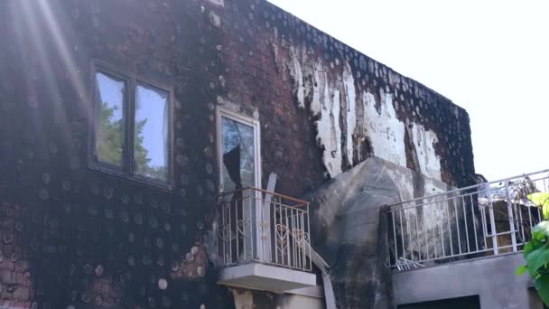 在基辅郊区的室外 没有在阳光下炸毁房屋 在阳光明媚的情况下拆除了城里废弃的被毁财产 军事升级和战争概念 — 图库视频影像