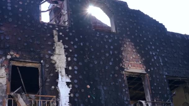 在被炸毁的乌克兰城市 阳光穿过被炸毁房屋的窗户 在乌克兰室外的阳光下被烧毁的建筑 — 图库视频影像