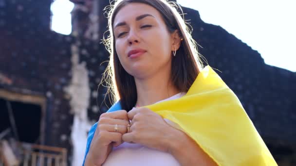 Vista Ángulo Inferior Joven Encantadora Mujer Con Bandera Ucraniana Sol — Vídeos de Stock