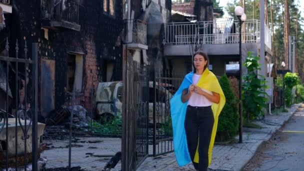 Slim Jeune Femme Marchant Ralenti Avec Drapeau Ukrainien Sur Les — Video