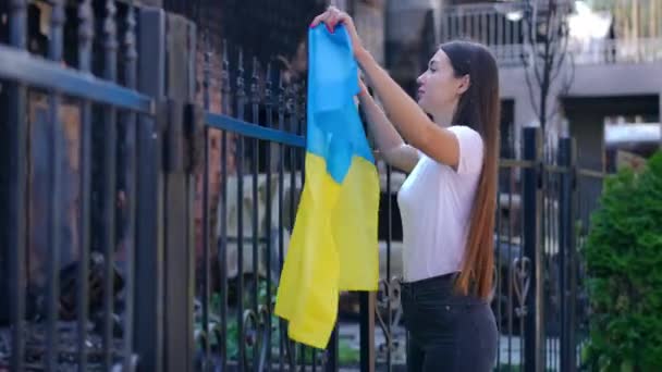 Jeune Belle Femme Suspendue Drapeau Ukrainien Sur Clôture Maison Bombardée — Video