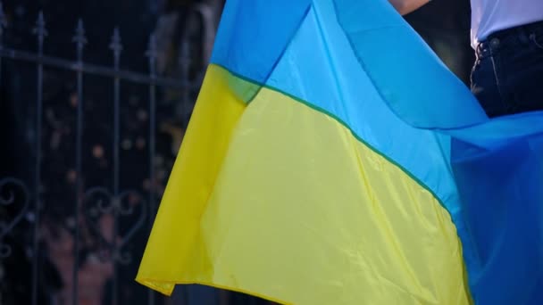 Großaufnahme Der Gelben Und Blauen Ukrainischen Flagge Die Zeitlupe Weiblichen — Stockvideo